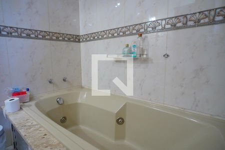 Apartamento à venda com 232m², 4 quartos e 4 vagasBanheiro da Suíte