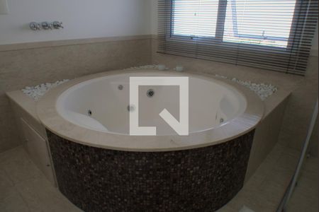 Casa de condomínio à venda com 420m², 5 quartos e 4 vagas Casa de condomínio à venda com 420m², 5 quartos e 4 vagasBanheiro da Suíte master