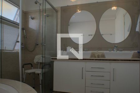 Casa de condomínio à venda com 420m², 5 quartos e 4 vagas Casa de condomínio à venda com 420m², 5 quartos e 4 vagasBanheiro da Suíte master