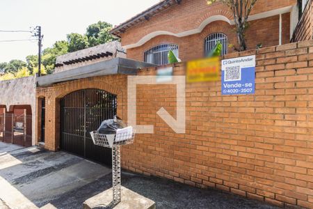 Casa à venda com 270m², 3 quartos e 2 vagas Casa à venda com 270m², 3 quartos e 2 vagasFachada