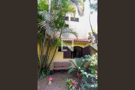Casa à venda com 440m², 5 quartos e 8 vagas Casa à venda com 440m², 5 quartos e 8 vagasfrente da Casa