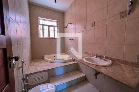 Casa à venda com 340m², 5 quartos e 2 vagasBanheiro da suíte 1