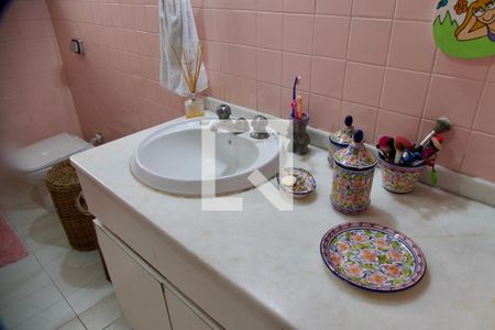 Casa à venda com 436m², 5 quartos e 2 vagas Casa à venda com 436m², 5 quartos e 2 vagasBanheiro Social 3