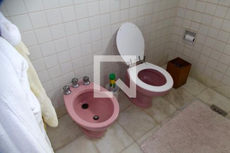 Casa à venda com 436m², 5 quartos e 2 vagas Casa à venda com 436m², 5 quartos e 2 vagasSuíte banheiro