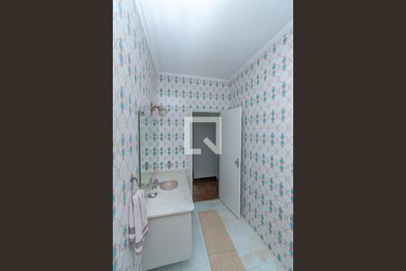 Casa à venda com 440m², 4 quartos e 5 vagas Casa à venda com 440m², 4 quartos e 5 vagasBanheiro Corredor