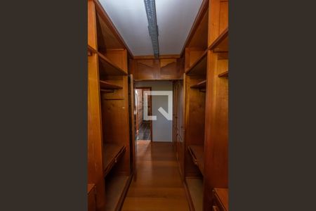 Casa à venda com 440m², 4 quartos e 5 vagas Casa à venda com 440m², 4 quartos e 5 vagasCloset da suíte 1