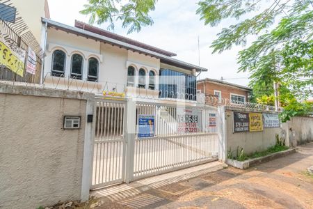 Casa à venda com 440m², 4 quartos e 5 vagas Casa à venda com 440m², 4 quartos e 5 vagasFachada