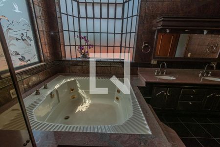 Casa à venda com 440m², 4 quartos e 5 vagas Casa à venda com 440m², 4 quartos e 5 vagasBanheiro da Suíte 1