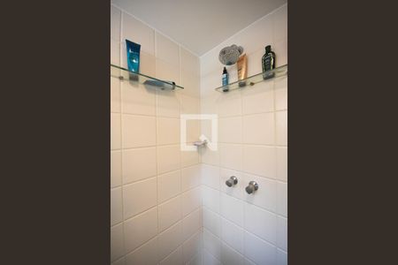 Apartamento para alugar com 72m², 2 quartos e 2 vagas Apartamento para alugar com 72m², 2 quartos e 2 vagasChuveiro do banheiro da suíte