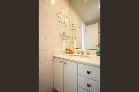 Apartamento para alugar com 72m², 2 quartos e 2 vagas Apartamento para alugar com 72m², 2 quartos e 2 vagasBanheiro