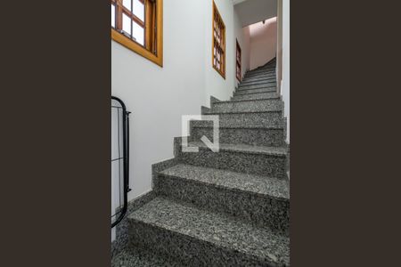 Casa de condomínio à venda com 119m², 3 quartos e 2 vagasEscada