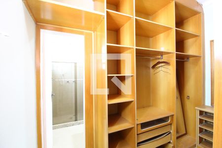 Casa à venda com 600m², 4 quartos e 5 vagasQuarto 2 - Suíte Closet