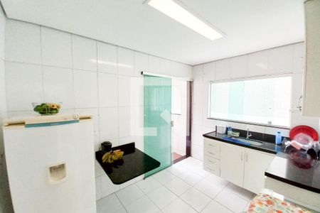 Casa à venda com 180m², 3 quartos e 2 vagasCozinha 