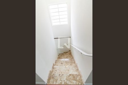Casa à venda com 146m², 3 quartos e 2 vagas Casa à venda com 146m², 3 quartos e 2 vagasEscada