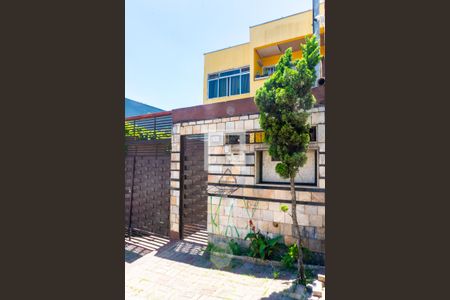 Casa à venda com 218m², 4 quartos e 6 vagas Casa à venda com 218m², 4 quartos e 6 vagasFachada