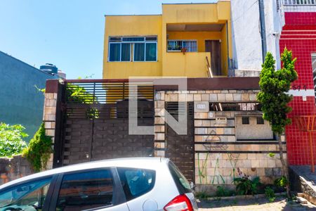 Casa à venda com 218m², 4 quartos e 6 vagas Casa à venda com 218m², 4 quartos e 6 vagasFachada