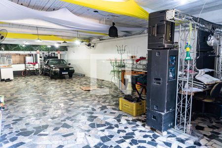 Casa à venda com 218m², 4 quartos e 6 vagas Casa à venda com 218m², 4 quartos e 6 vagasGaragem