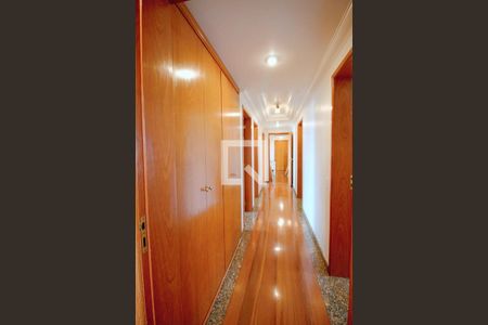 Apartamento à venda com 198m², 4 quartos e 4 vagas Apartamento à venda com 198m², 4 quartos e 4 vagasSuíte 3