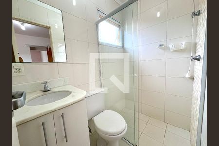 Casa de condomínio à venda com 130m², 3 quartos e 2 vagas Casa de condomínio à venda com 130m², 3 quartos e 2 vagasBanheiro da Suíte