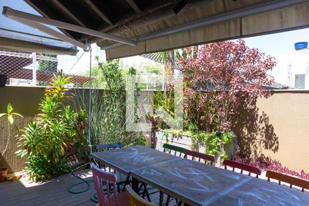 Casa de condomínio à venda com 228m², 3 quartos e 3 vagas Casa de condomínio à venda com 228m², 3 quartos e 3 vagasVaranda da Sala