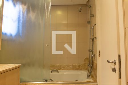 Casa de condomínio à venda com 228m², 3 quartos e 3 vagas Casa de condomínio à venda com 228m², 3 quartos e 3 vagasBanheiro da Suíte