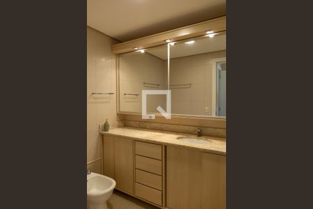 Casa de condomínio à venda com 228m², 3 quartos e 3 vagas Casa de condomínio à venda com 228m², 3 quartos e 3 vagasBanheiro da Suíte