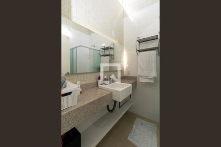 Casa à venda com 220m², 3 quartos e 3 vagasBanheiro da Suíte