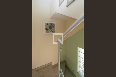 Casa à venda com 220m², 3 quartos e 3 vagasEscada