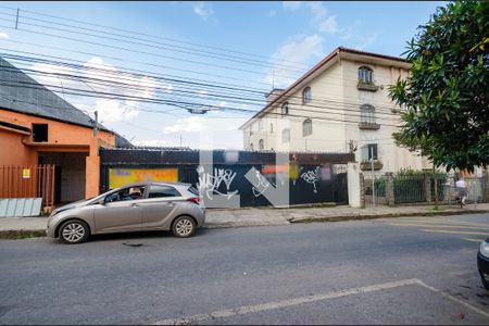 Casa à venda com 360m², 3 quartos e 2 vagas Casa à venda com 360m², 3 quartos e 2 vagasFachada