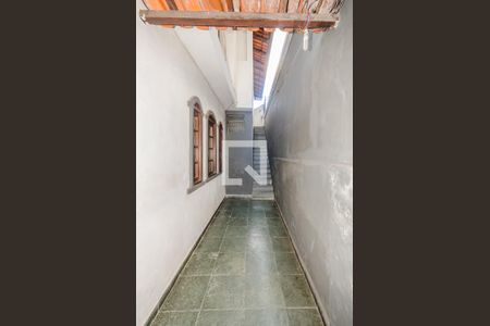 Casa à venda com 360m², 3 quartos e 2 vagas Casa à venda com 360m², 3 quartos e 2 vagasEscada