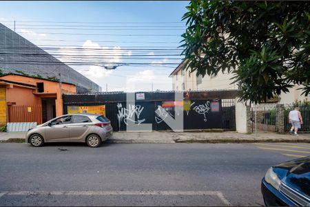 Casa à venda com 360m², 3 quartos e 2 vagas Casa à venda com 360m², 3 quartos e 2 vagasFachada