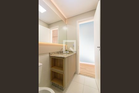 Banheiro de kitnet/studio para alugar com 1 quarto, 50m² em Centro, Curitiba