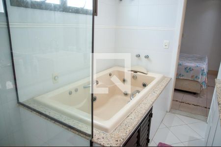 Apartamento à venda com 280m², 4 quartos e 2 vagasBanheiro da Suíte 3 - Banheira