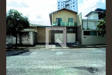 Casa à venda com 234m², 2 quartos e 6 vagas