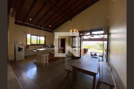 Casa de condomínio à venda com 266m², 3 quartos e 4 vagas
