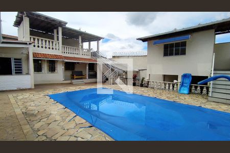 Casa à venda com 235m², 3 quartos e 4 vagas