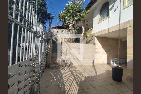 Casa à venda com 227m², 4 quartos e 4 vagas