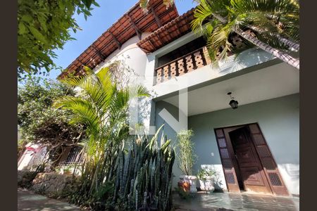 Casa à venda com 278m², 4 quartos e 4 vagas