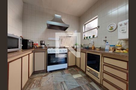 Casa à venda com 278m², 4 quartos e 4 vagas