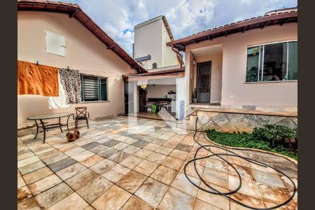 Casa à venda com 263m², 3 quartos e 4 vagas