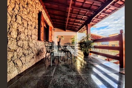 Casa à venda com 263m², 3 quartos e 4 vagas