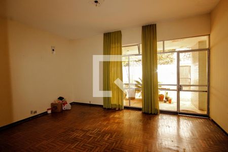 Casa à venda com 4 quartos, 214m² em Serra, Belo Horizonte