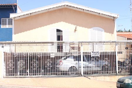 Casa à venda com 290m², 4 quartos e 2 vagasFachada