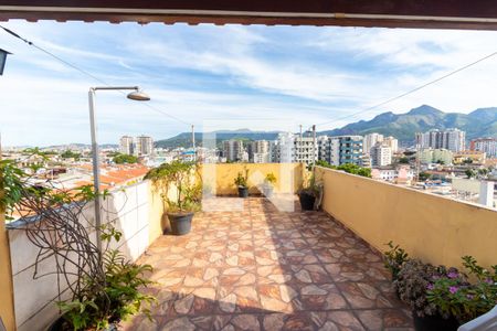 Apartamento à venda com 153m², 3 quartos e 2 vagas Apartamento à venda com 153m², 3 quartos e 2 vagasTerraço