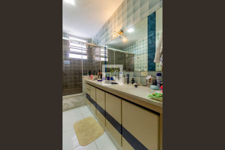 Casa à venda com 285m², 4 quartos e 5 vagas Casa à venda com 285m², 4 quartos e 5 vagasBanheiro da Suíte 1