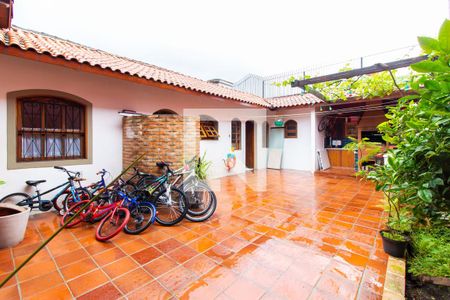 Casa à venda com 320m², 3 quartos e 1 vaga Casa à venda com 320m², 3 quartos e 1 vagaQuintal