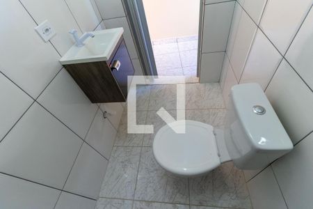 Banheiro de casa para alugar com 1 quarto, 33m² em Jardim Itapemirim, São Paulo