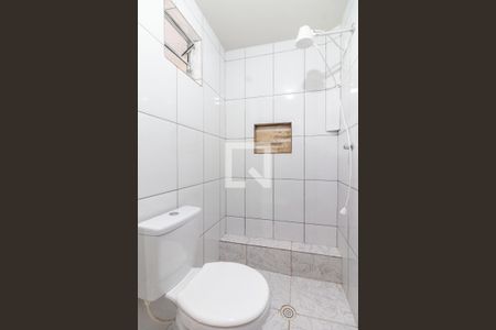 Banheiro de kitnet/studio para alugar com 1 quarto, 18m² em Jardim Itapemirim, São Paulo