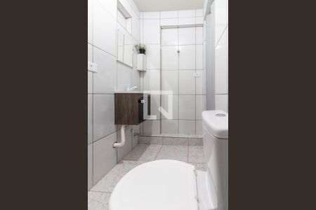 Banheiro de kitnet/studio para alugar com 1 quarto, 18m² em Jardim Itapemirim, São Paulo