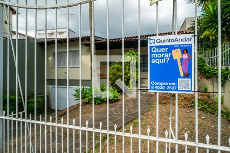 Casa à venda com 309m², 4 quartos e 2 vagas Casa à venda com 309m², 4 quartos e 2 vagasFachada